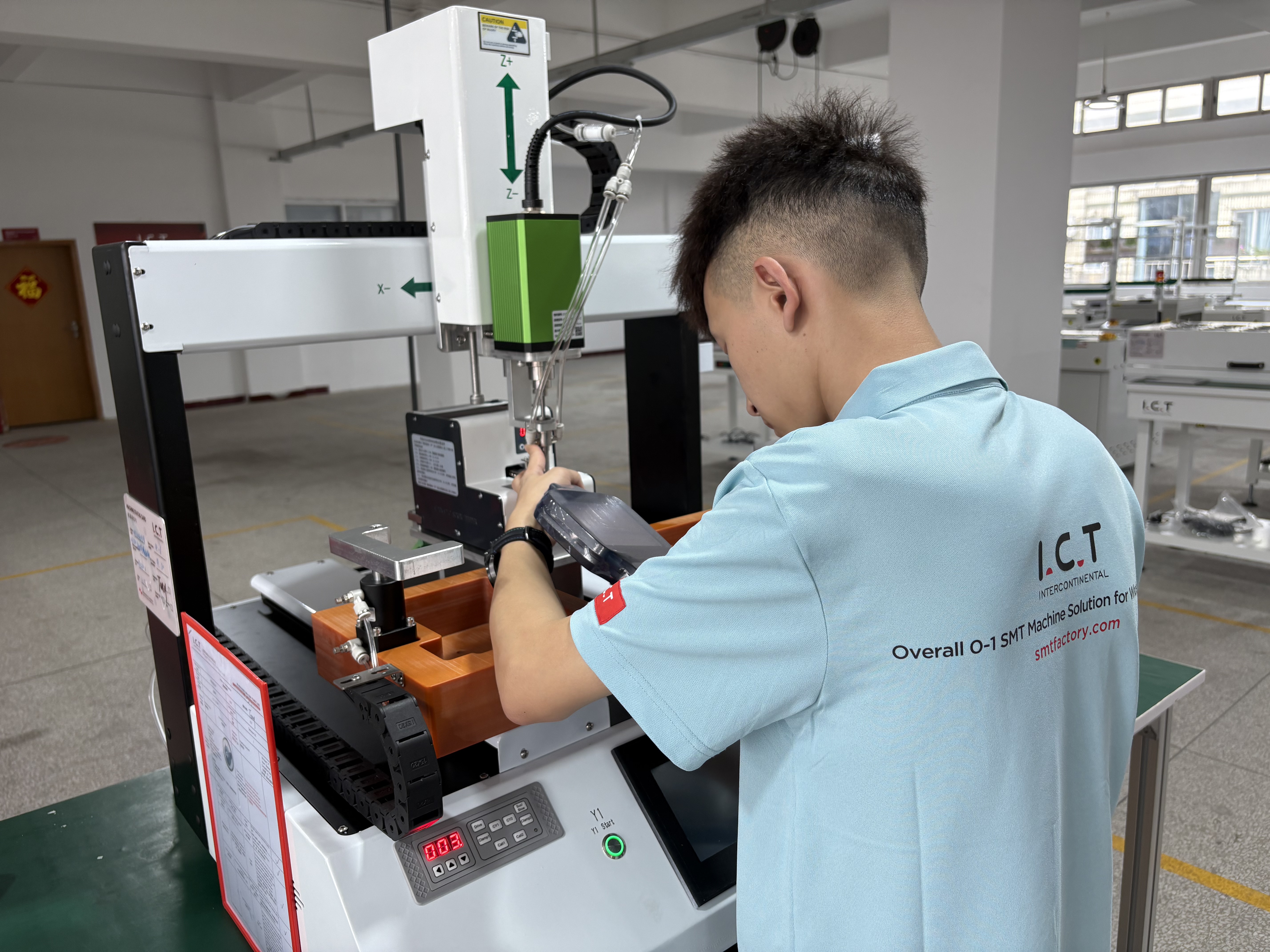 rob&ocirc; de parafuso de mesa.jpg