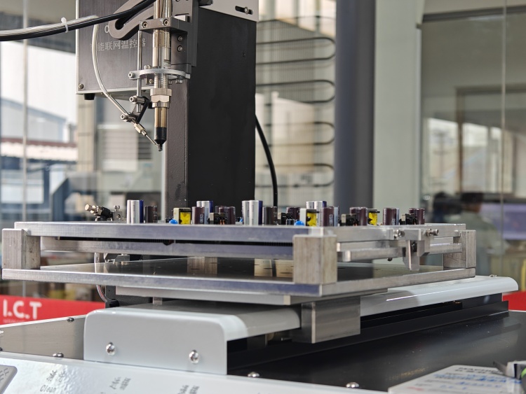 I.C.T Teste de amostra de rob&ocirc; de solda 02