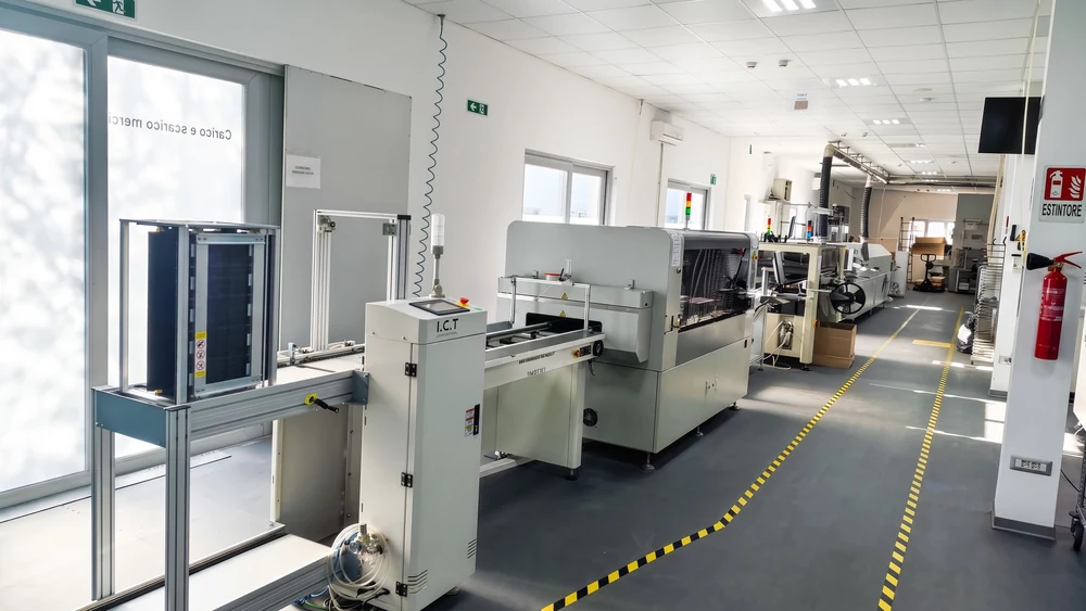 linha de produ&ccedil;&atilde;o de tiras I.C.T flex&iacute;veis LED SMT e forno de refluxo a v&aacute;cuo instalados em uma f&aacute;brica do cliente na It&aacute;lia